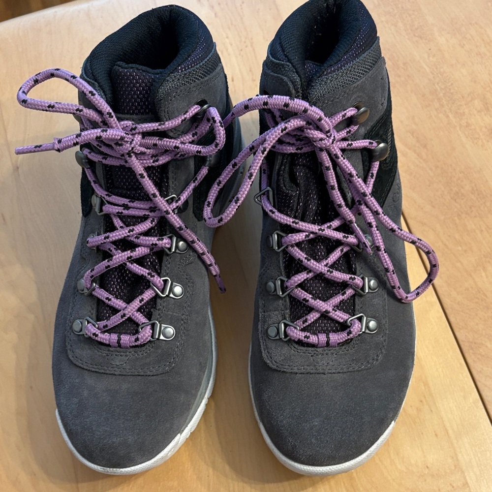 Columbia Women’s Newton Ridge Plus Waterproof Hiking Boots. Size 8